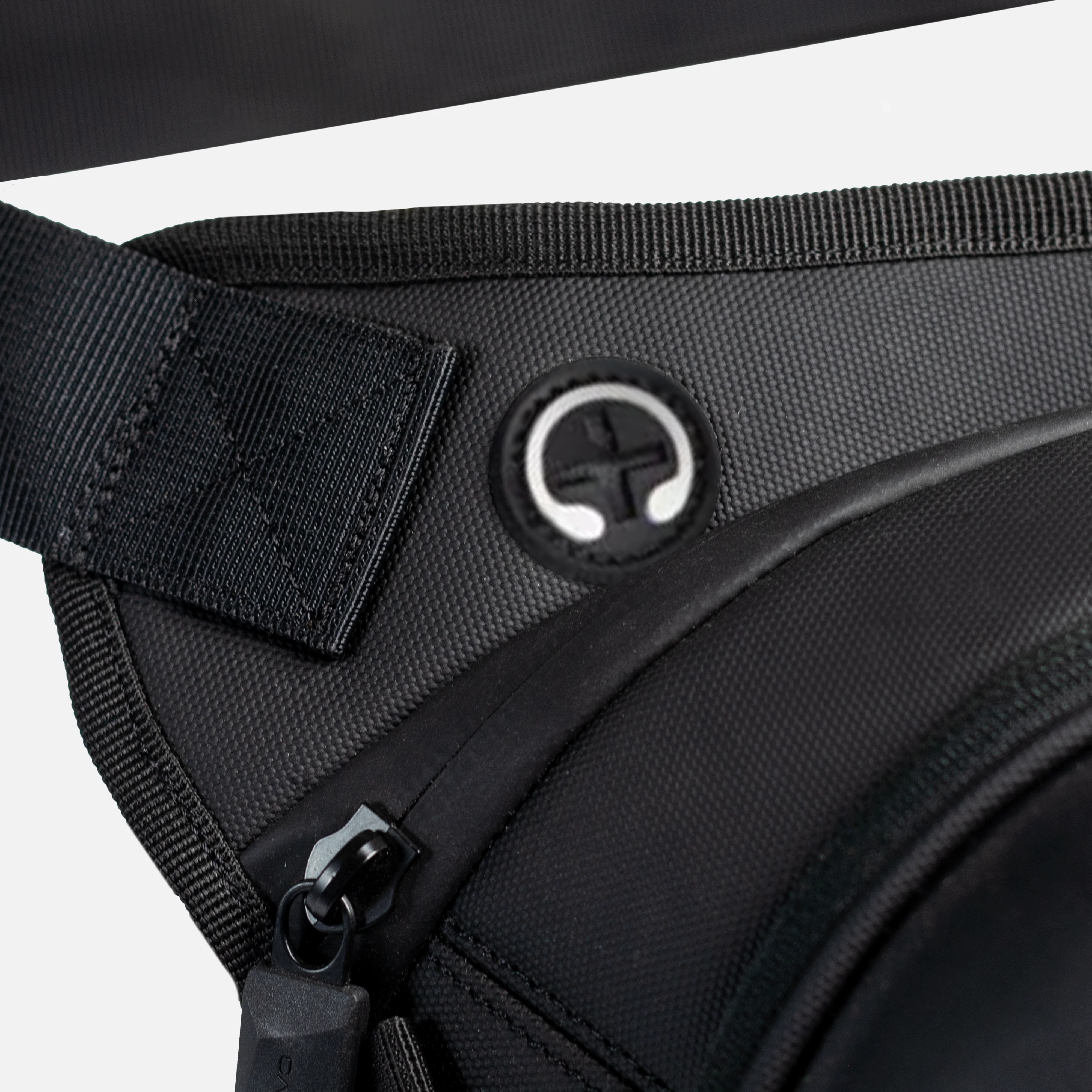 Сумка на пояс/бедро Carbonado TORA, цвет чёрный CN02012201 CARBONADO