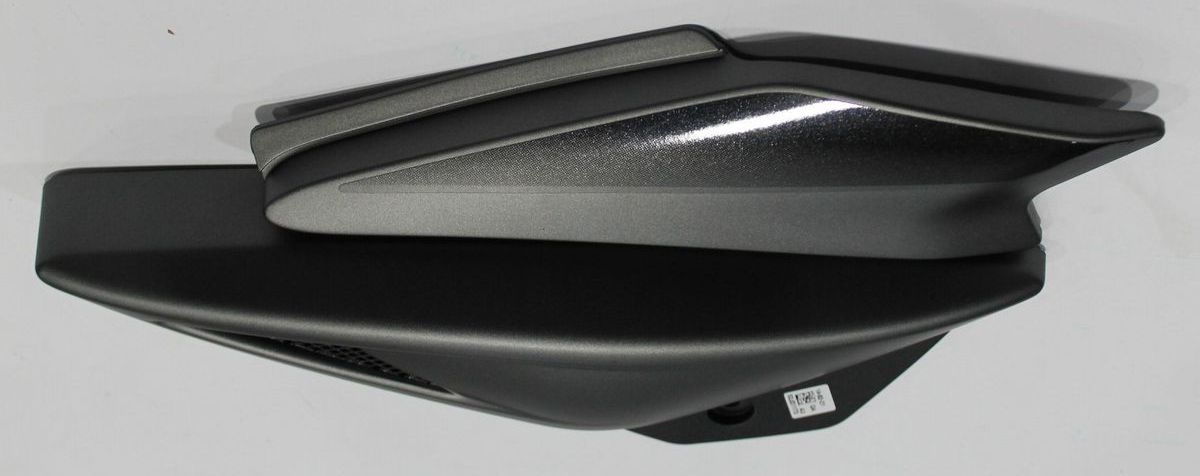 Пластик правый серый, с черной наклейкой 52JD1173 BAJAJ
