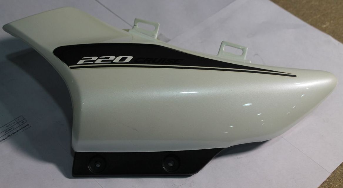 Пластик левый, белый с наклейкой 52PD0603 BAJAJ